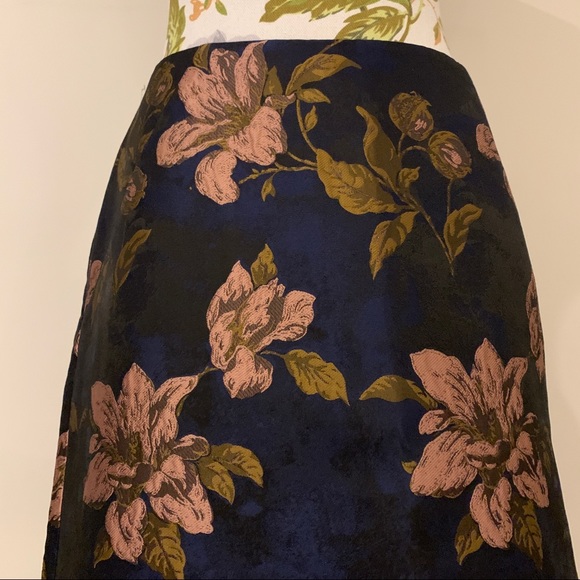 CUE CITY Women’s Rose Jacquard Mini Skirt Size 10 - Picture 2 of 8